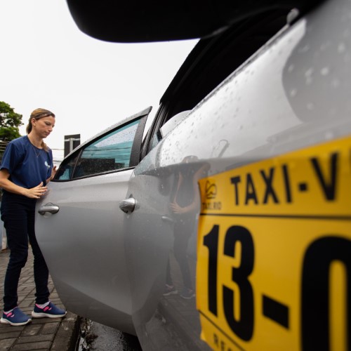 Projeto inovador da Prefeitura de VR facilita a comunicação de pessoas surdas em táxis